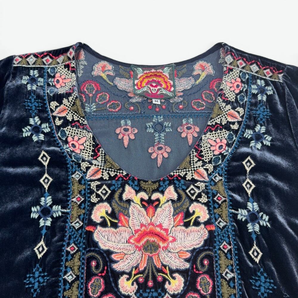 Johnny Was Los Angeles Velvet Tunic Top Womens Medium Blue Embroidered Boho - Picture 2 of 11
